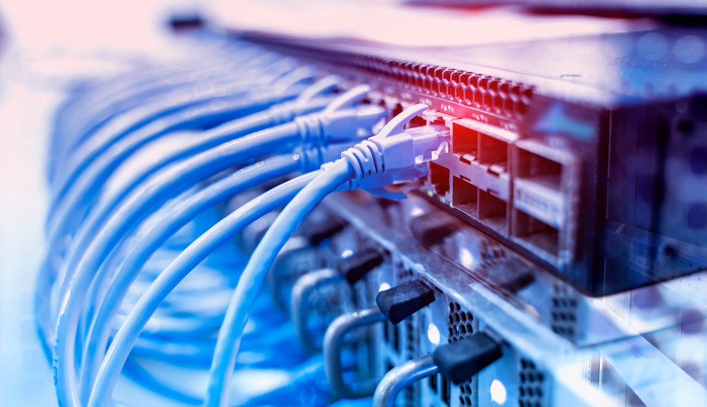 Gros plan d'un serveur informatique avec des câbles réseau connectés, symbolisant le back-end et la complexité technique d'un site web.